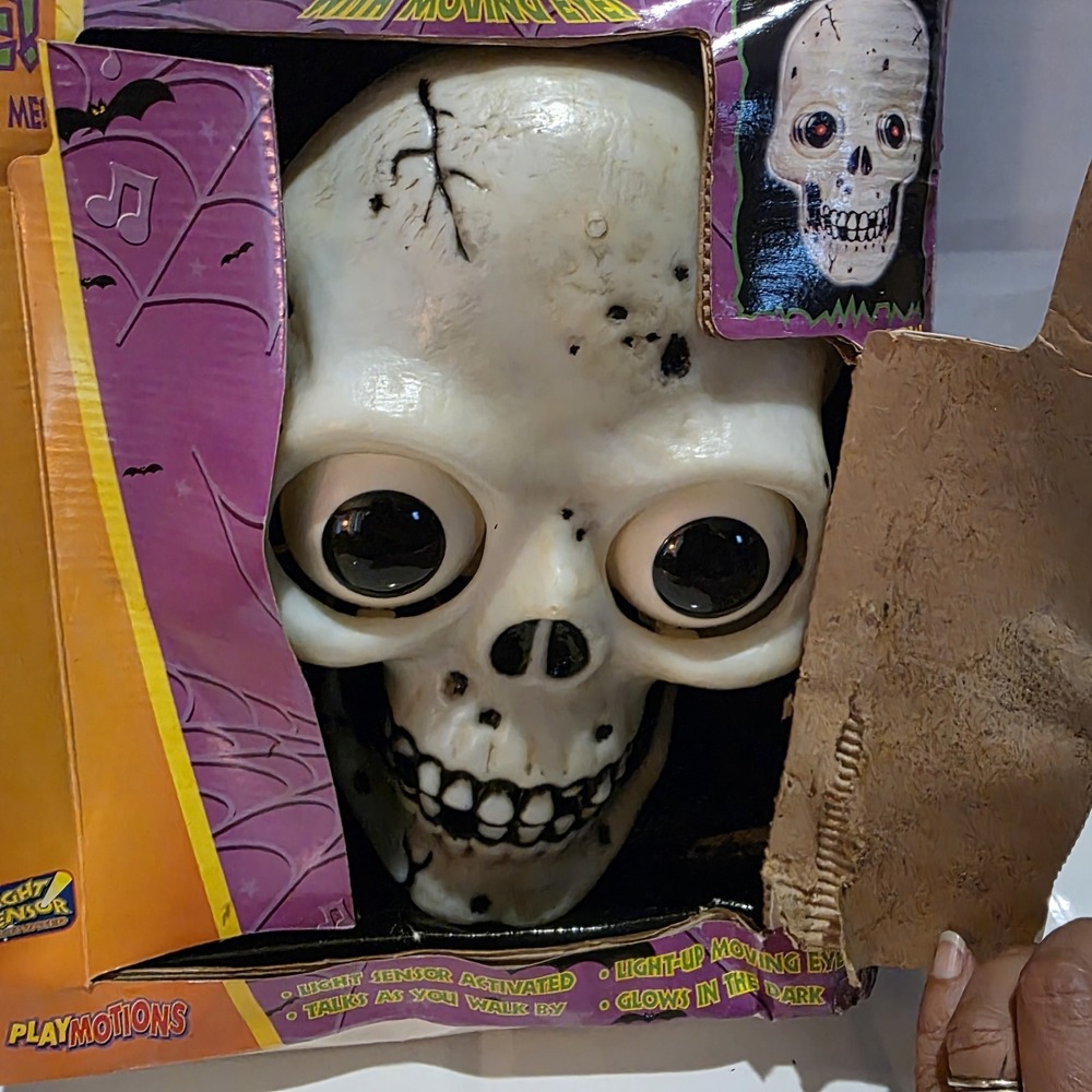 PLAYTRONIX Halloween Motion Activated Talking SKULL Plaque Skeleton 2000 Works